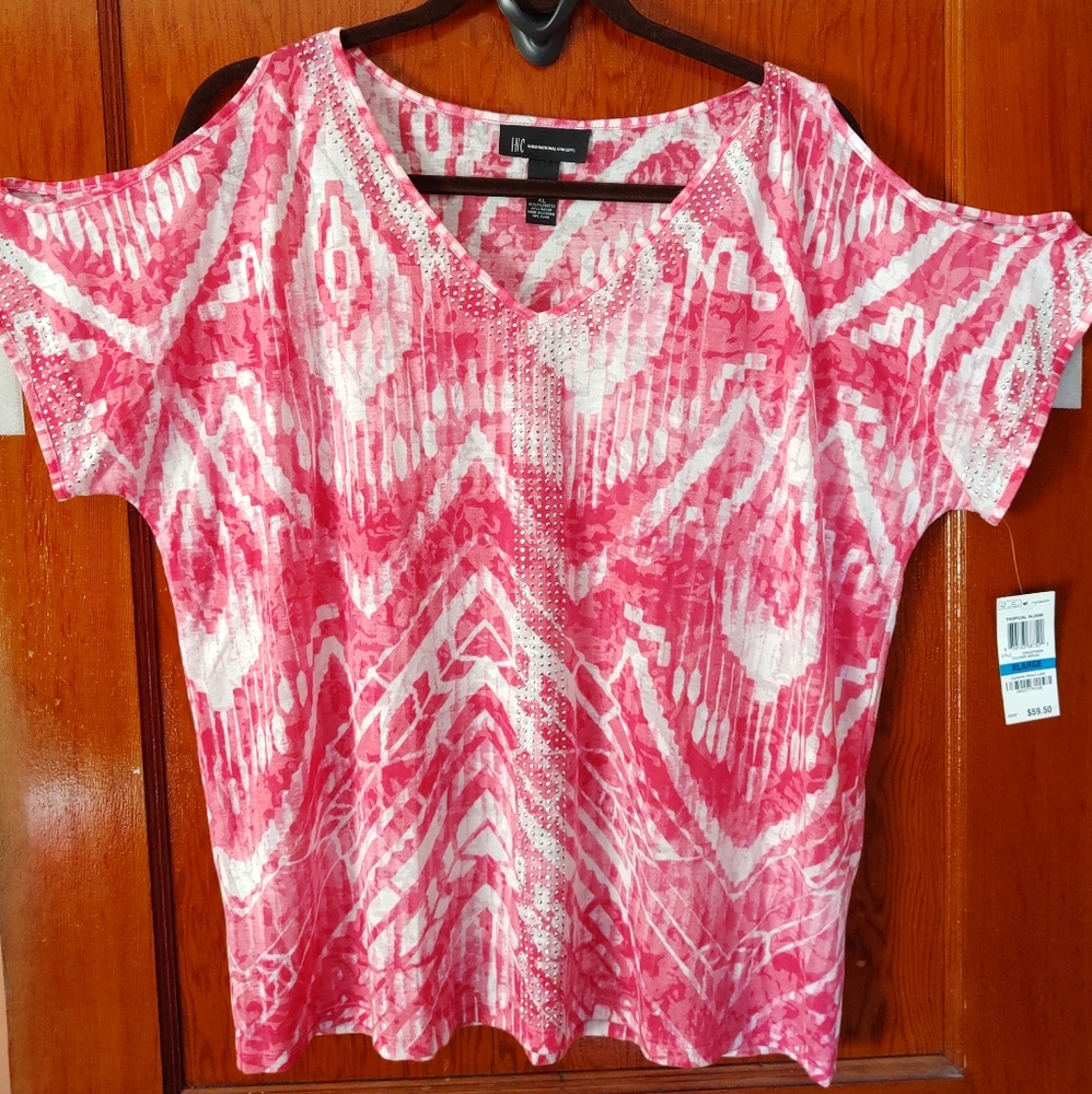 Peekaboo shoulder shirt blouse